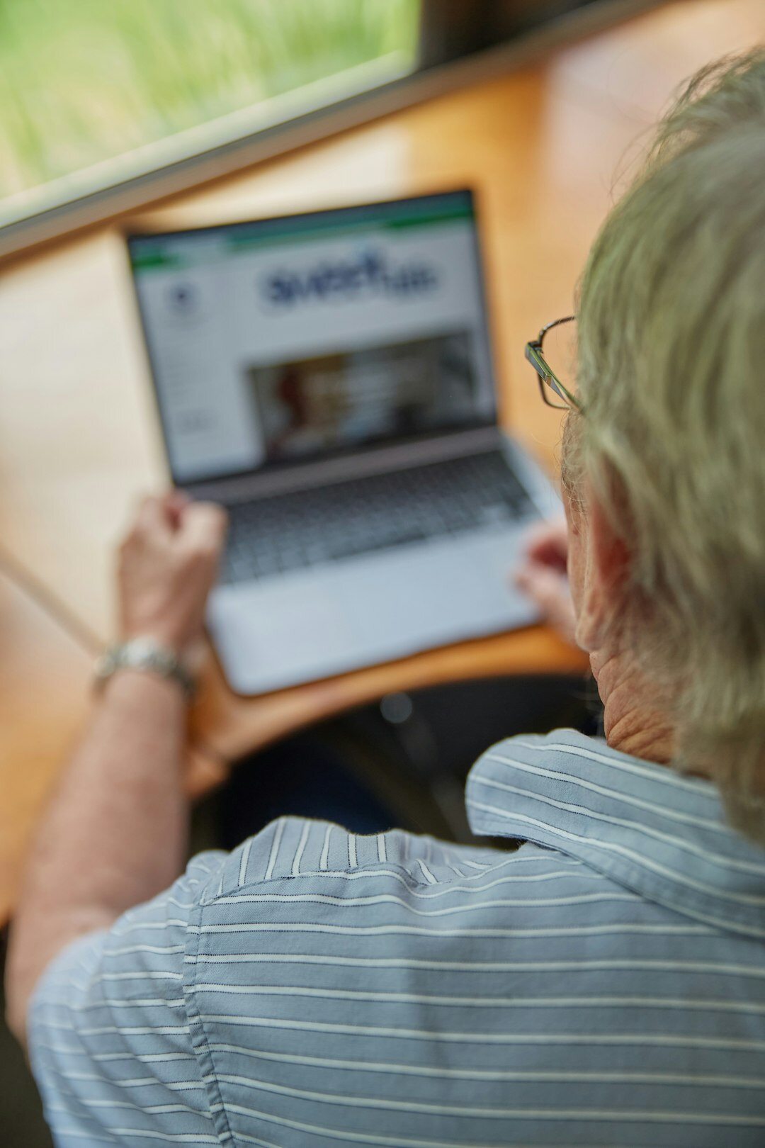 Croatian seniors attending a computer literacy workshop